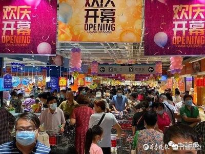 济南迎来第8家大润发，抢购现场堪比庙会 市民为抢特价肉拼命骑车冲向生鲜区